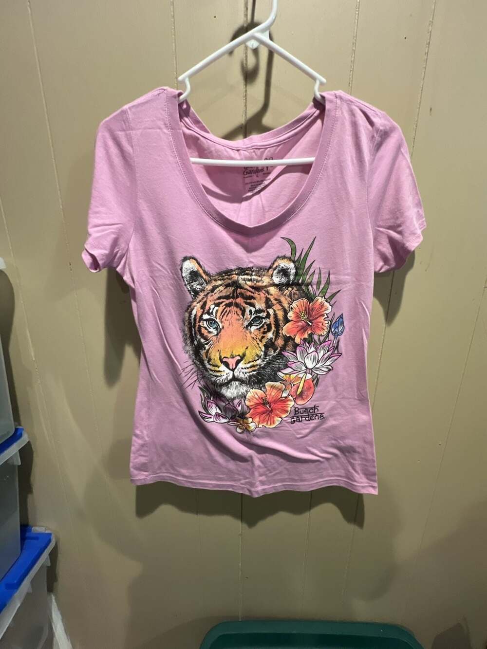 Busch Gardens Pink Tiger and Floral Graphic V-Neck T-Shirt Size L